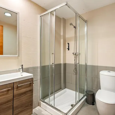 Siena - Modern With Terrace, Parking And Swimming Pool Apartmán